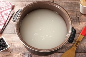 Вода, сахар и дрожжи