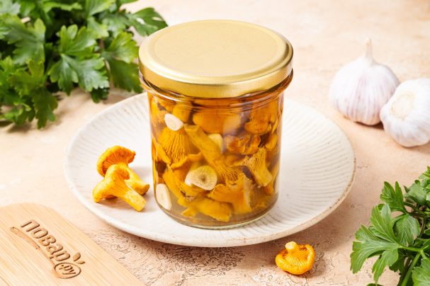 Маринованные лисички с чесноком — готовая баночка
